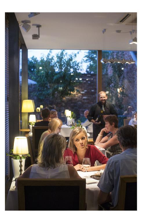 Restaurant Vous Lé Vous Hotel 3*